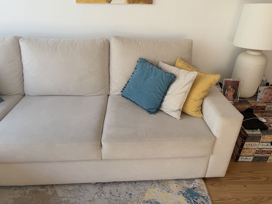 Sofá cama bege com chaise lounge