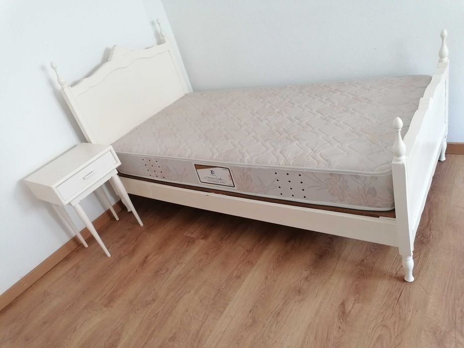 Cama de solteiro, branca, com colchão + mesa de cabeceira.