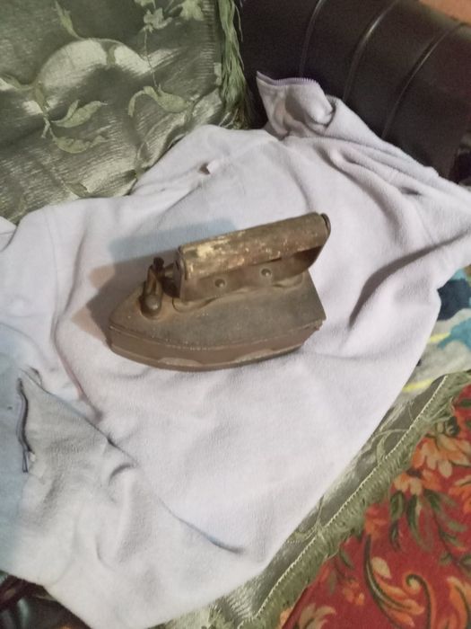 Продам утюг, фонарь, ботинки!