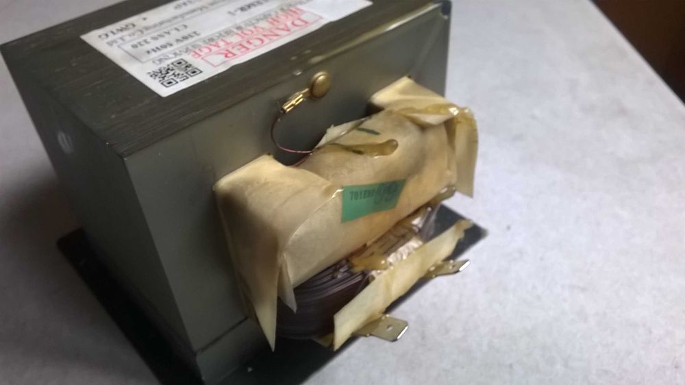 Transformator z mikrofali 700W