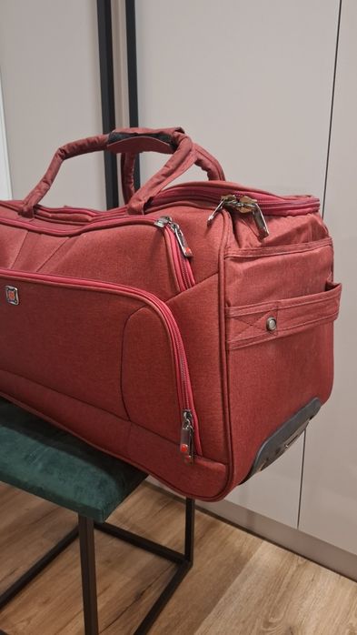 Дорожня вмістка сумка на колесах червоного кольору. Нова.