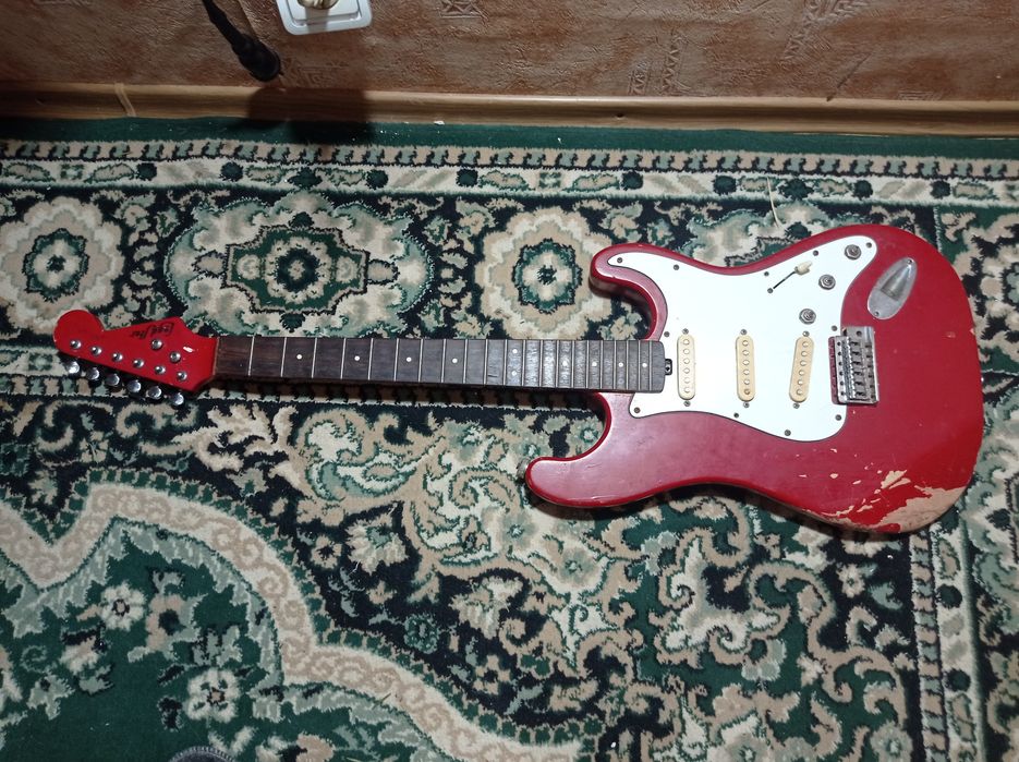 обмен  электрогитары на акустическую гитару состояние на фото