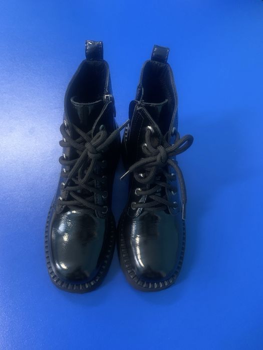 Черевики нові лакові з натуральноі шкір демисезонні.