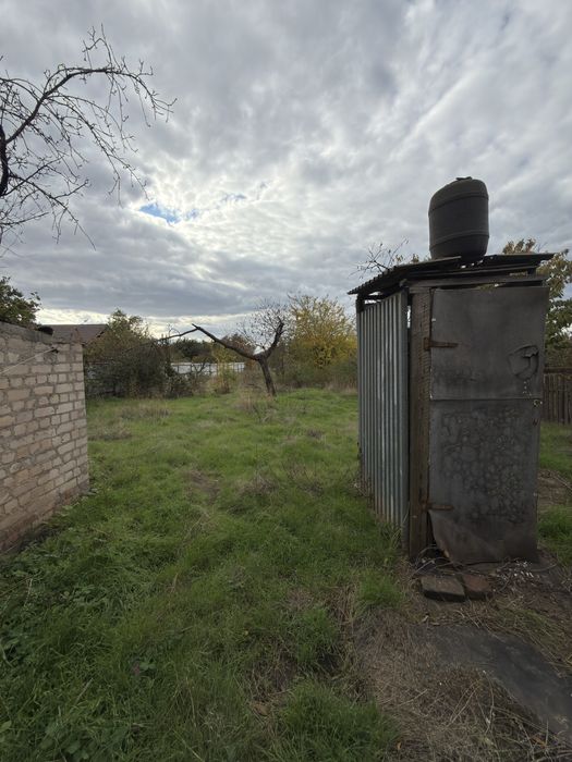 Продам ділянку у центрі міста з невеликим домом