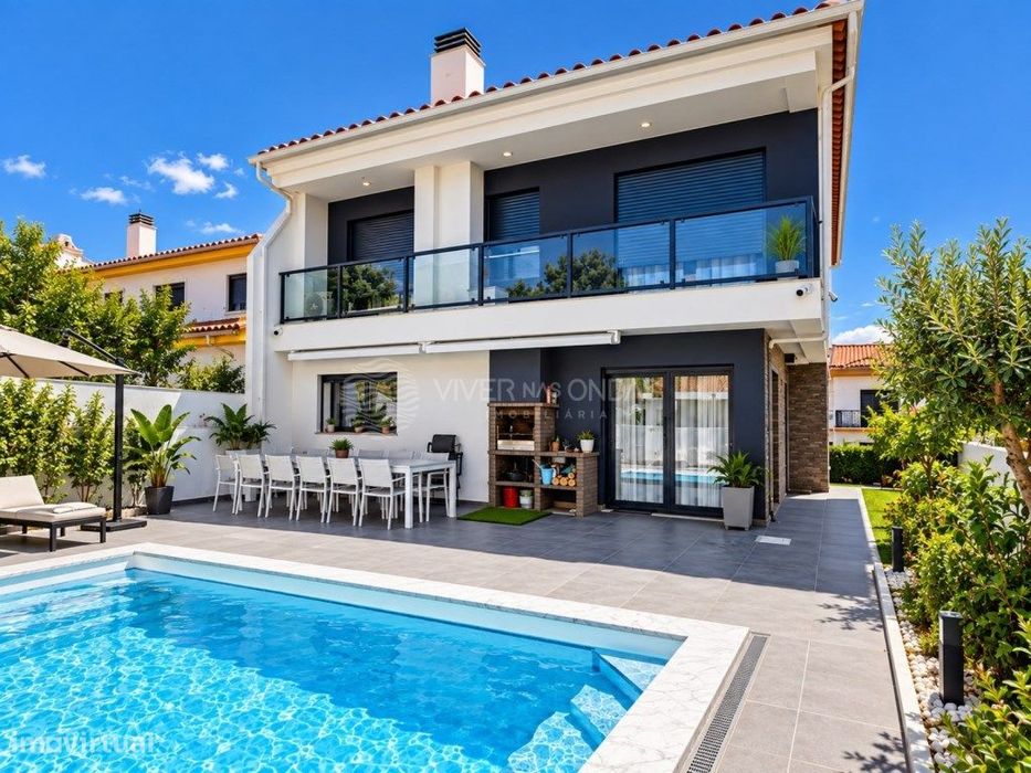Moradia c/ Piscina Aquecida, Domótica e Garagem, na Sobreda - Almada.
