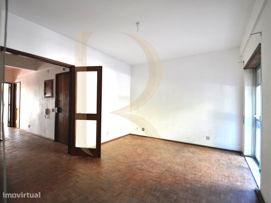 Apartamento T3 com elevador e varandas em Setúbal