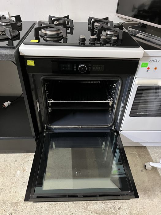 Вбудована кухня: газова поверхня і духова шафа в тумбі