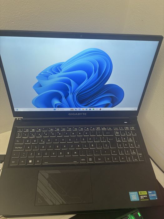 PC Portatil Gygabite - rtx 4060 - 16gb ram - i5 12500