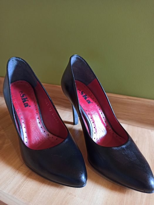 Buty Eska czarne szpilki czółenka 35 czerwony środek