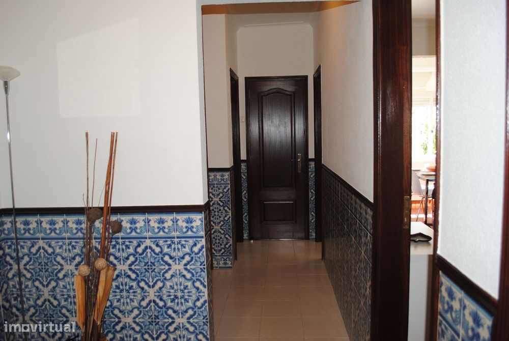 Apartamento T2 com terraço em Linda-a-Velha
