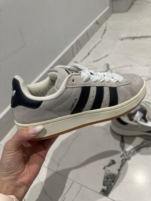 Кросівки adidas , одягнені один раз.