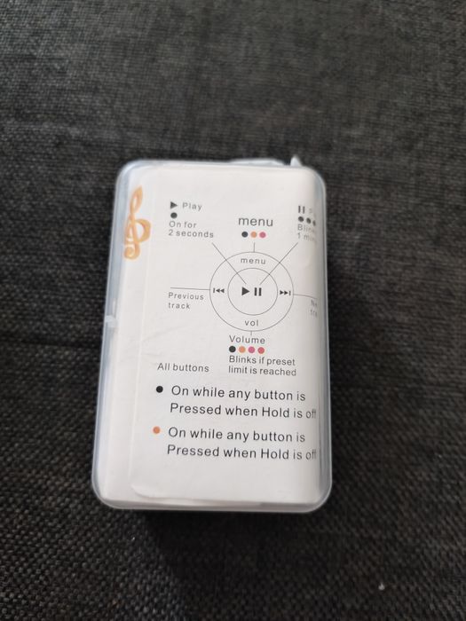 MP3-плеєр із підтримкою microSD, навушниками та USB-кабелем (не перевірявся)