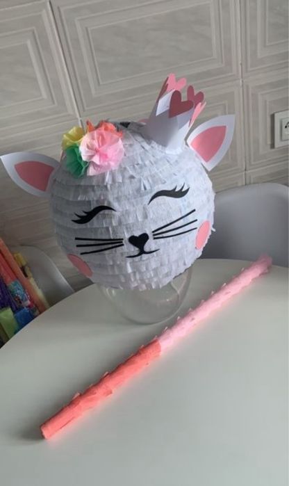 Puniata kot z koroną plus kij