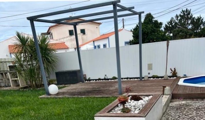 Pérgula de jardim cinzenta