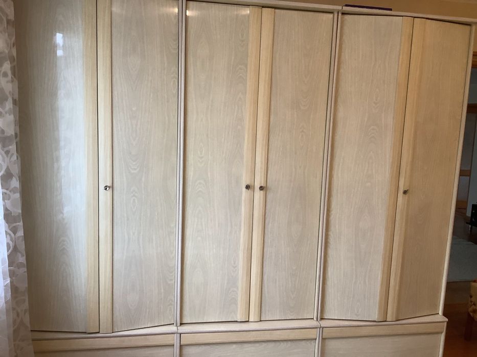 Мебельний гарнітур в спальню.