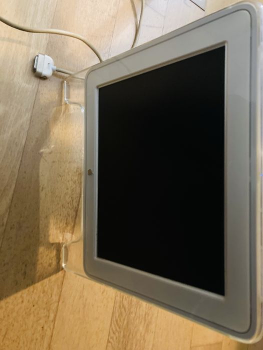 2 Monitores Apple Studio display para reparação.