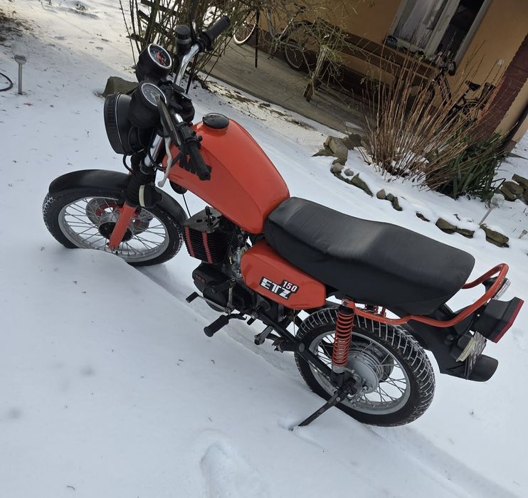 MZ ETZ 150 z papierami