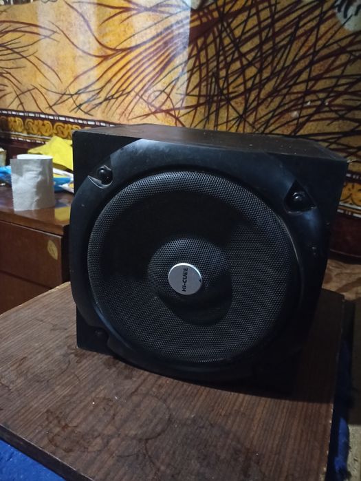 Продам сабуферну колонку в авто повністю робоча іграє чотко.