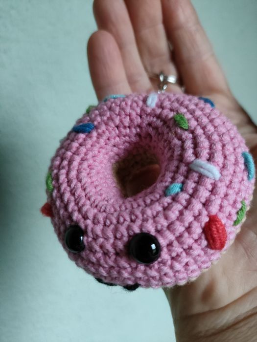 Brelok szydełkowy pączek