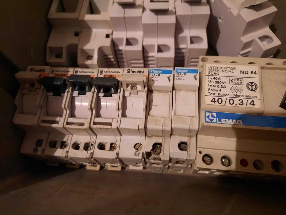 Material eléctrico (conjunto da foto)