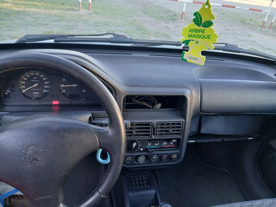 Peugeot 106 com alguns a fazer