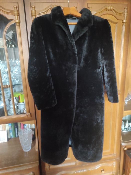 Продам шикарную натуральную мутоновую  шубу.