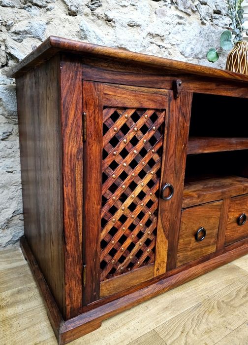 Komoda drewniana pod tv. Palisander, szuflady, ażurowe ozdoby.