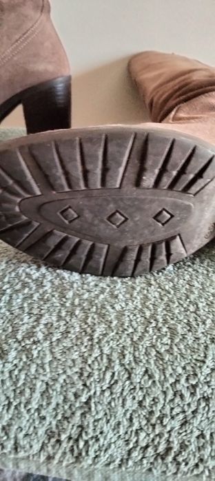 Botas de cano alto em bom estado