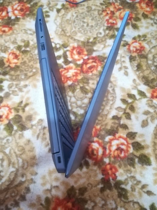 Lenovo V130-15IKB  Целый экран I3 7020u ddr4 4gb