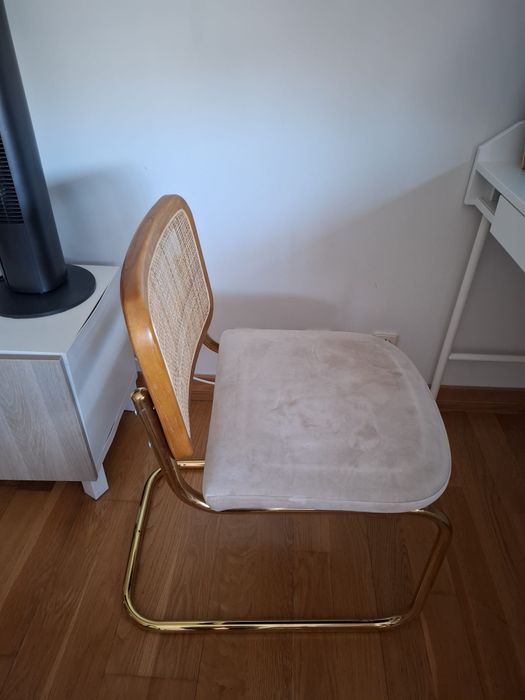 Cadeira Sklum design dourada e palhinha