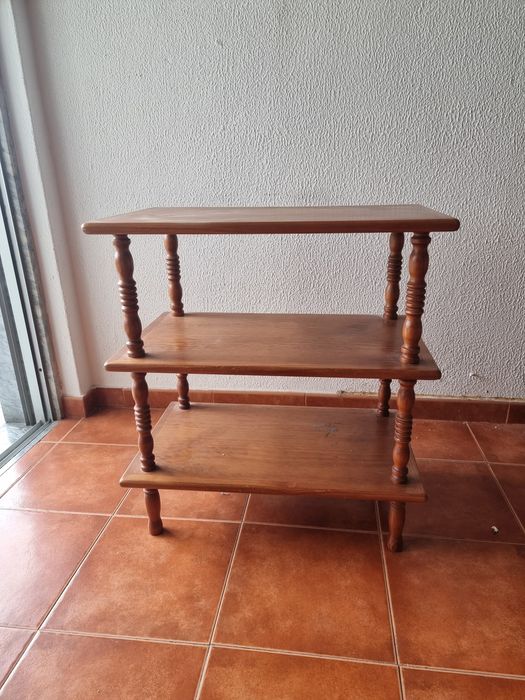 Estante de madeira com 3 prateleiras