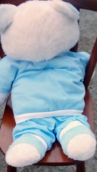 Peluche para brincar e guardar o pijama azul e branco.
