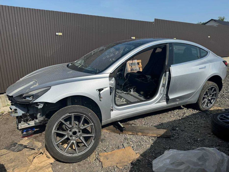 Двері передні задні ліві праві дверка Tesla Model 3 2019