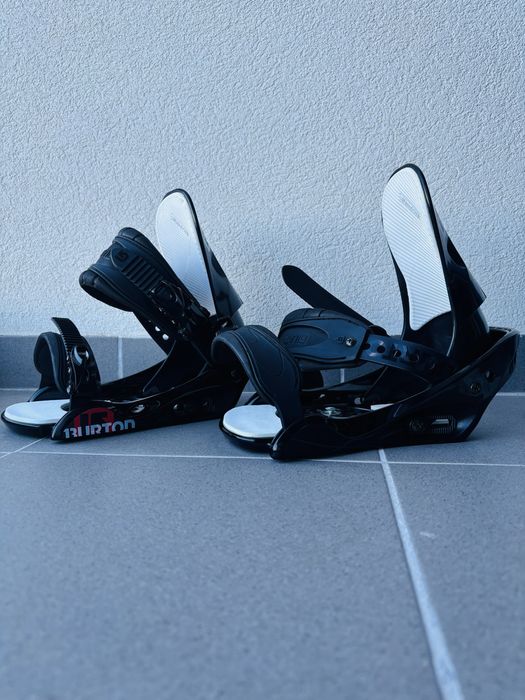 Fixações de snowboard Burton.