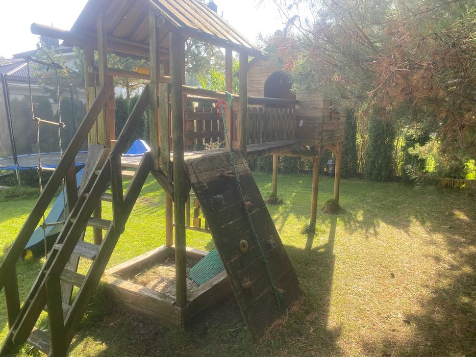 Duży drewniany plac zabaw dla dzieci – domek, zjeżdżalnia, wspinaczka