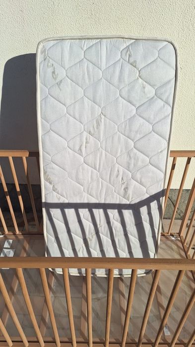 Berço e colchão ikea