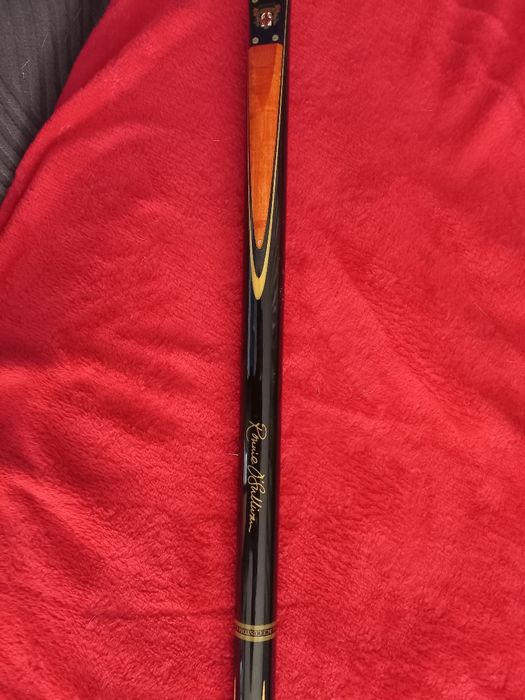 Taco de bilhar boa marca.