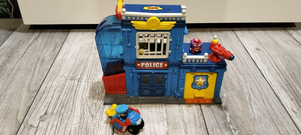 Super Things komisariat policji