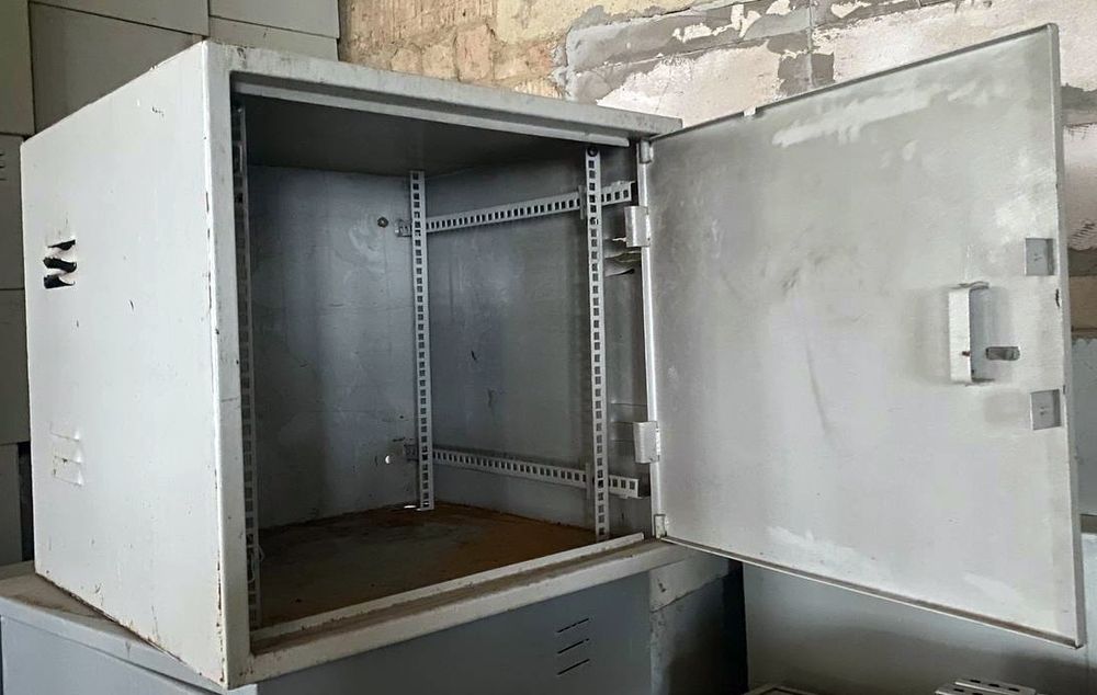 Ящики металеві для обладнання