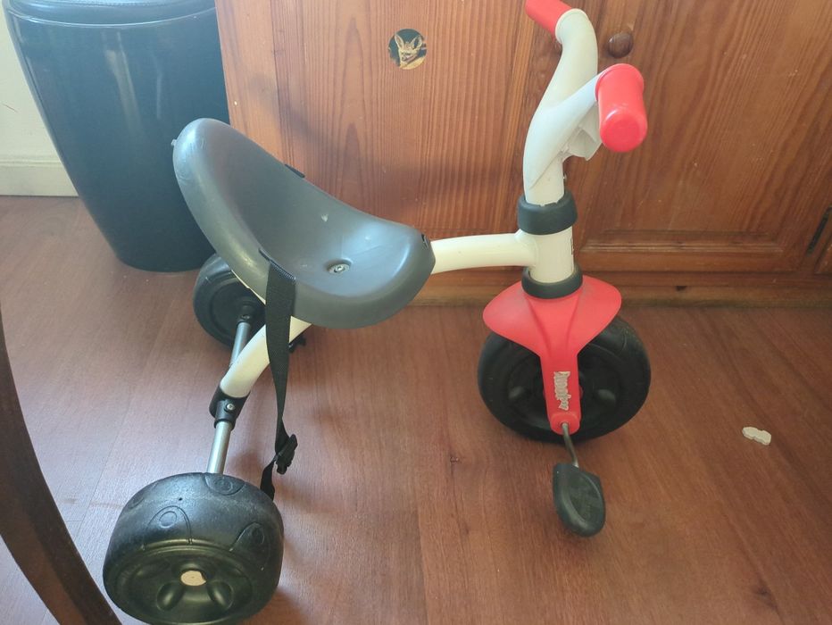 Triciclo infantil vermelho e branco da Smoby