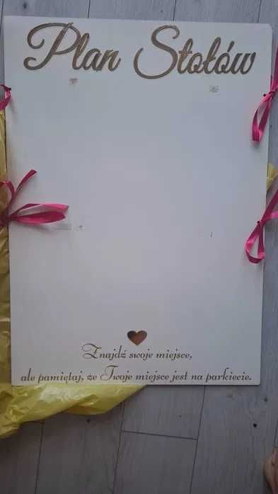 Plan stołów w z złotymi dodatkami