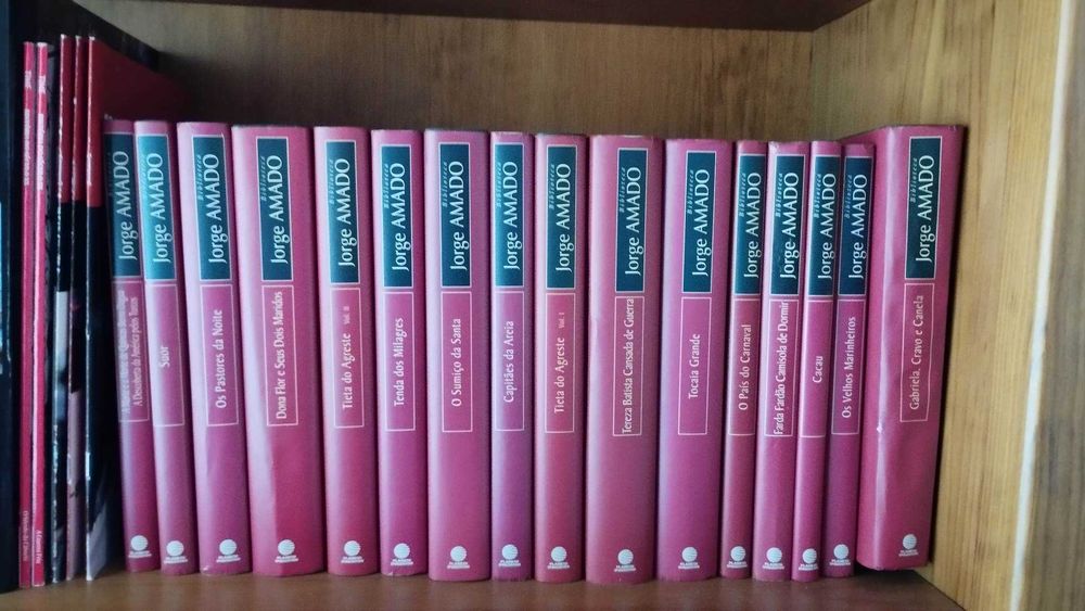 Livros de Jorge Amado bem encadernados como novos
