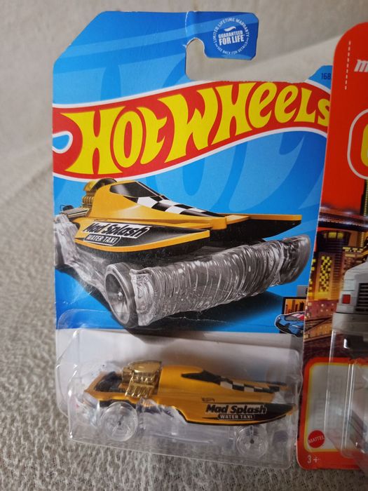 Дитячі ігрушки машинки.