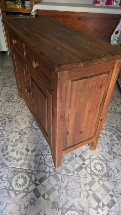 Conjunto de móveis em madeira maciça e em excelente estado.