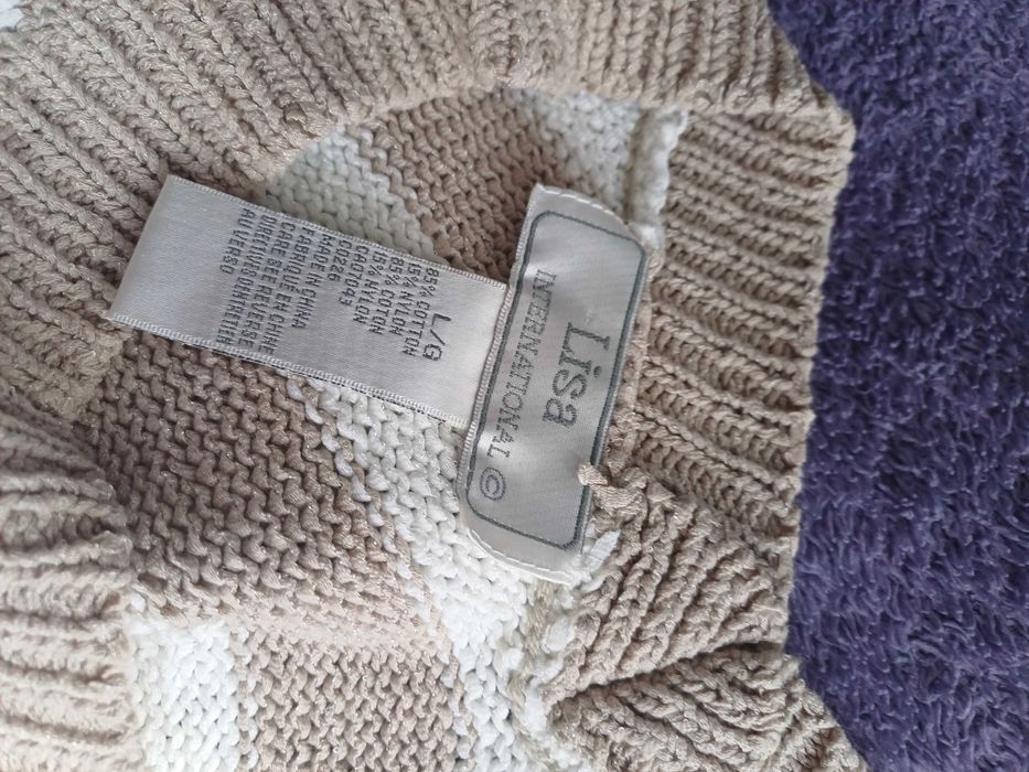 Sweter w beżowo białe paski