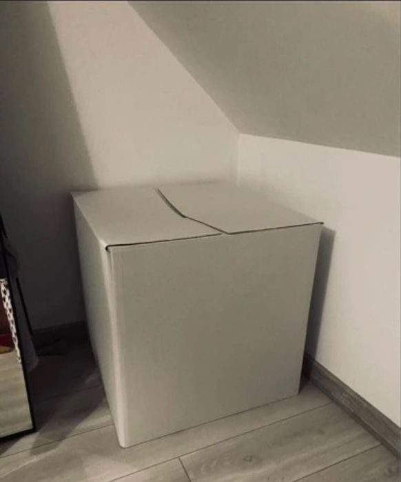 Karton ubrań damskich