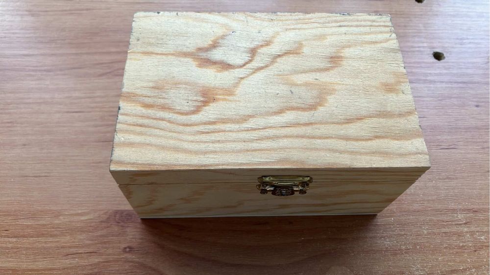 Małe drewniane pudełko zamykane na zatrzask