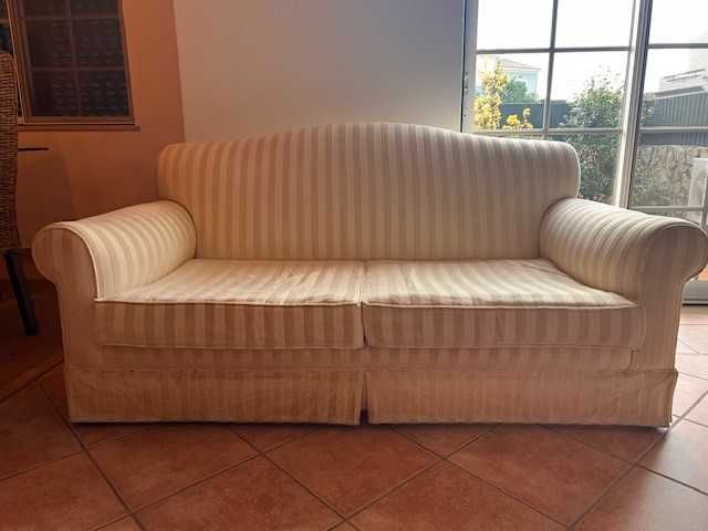 Sofá de dois lugares bege confortável e elegante