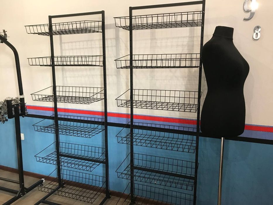 Стійки для одягу, стелажі для взуття, вішалки, маникени, тремпеля.