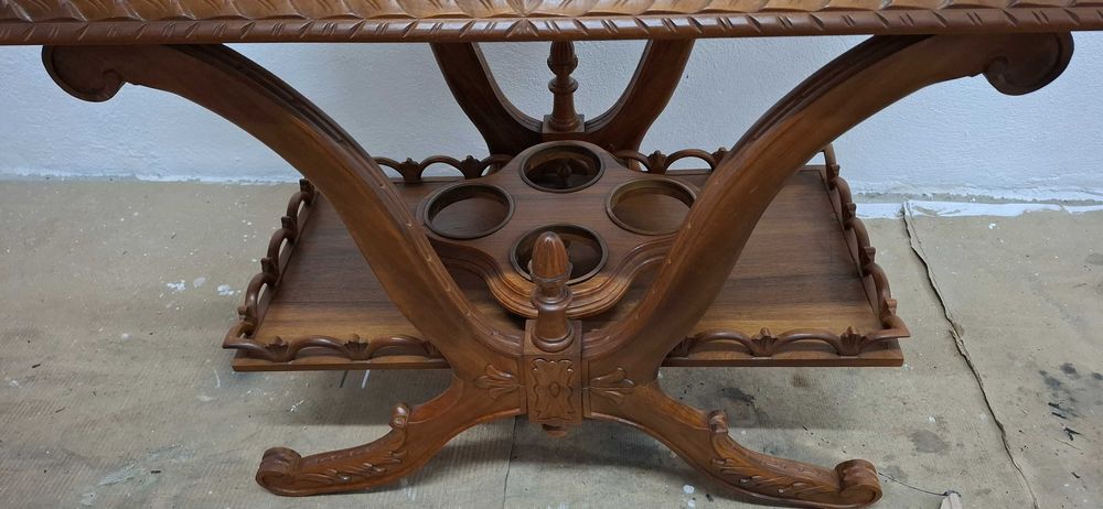 Móvel antigo para bar com suporte de garrafas